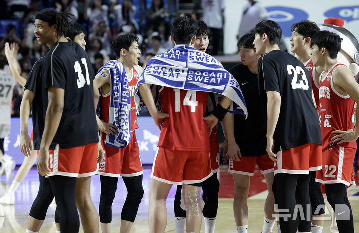 [서울=뉴시스] 최동준 기자 = 23일 서울 송파구 잠실학생체육관에서 열린 2024-2025 KBL 4강 플레이오프 수원 KT 소닉붐과 서울 SK 나이츠의 경기, 65-61로 승리한 SK 선수들이 자축하고 있다. 2025.04.23. photocdj@newsis.com