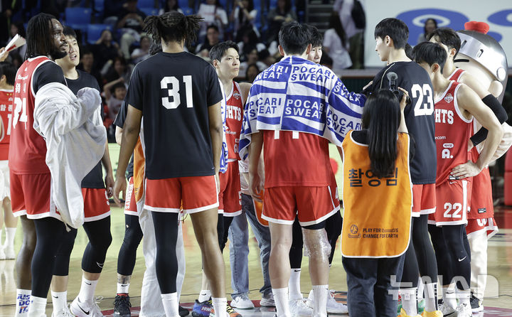 [서울=뉴시스] 최동준 기자 = 23일 서울 송파구 잠실학생체육관에서 열린 2024-2025 KBL 4강 플레이오프 수원 KT 소닉붐과 서울 SK 나이츠의 경기, 65-61로 승리한 SK 선수들이 자축하고 있다. 2025.04.23. photocdj@newsis.com