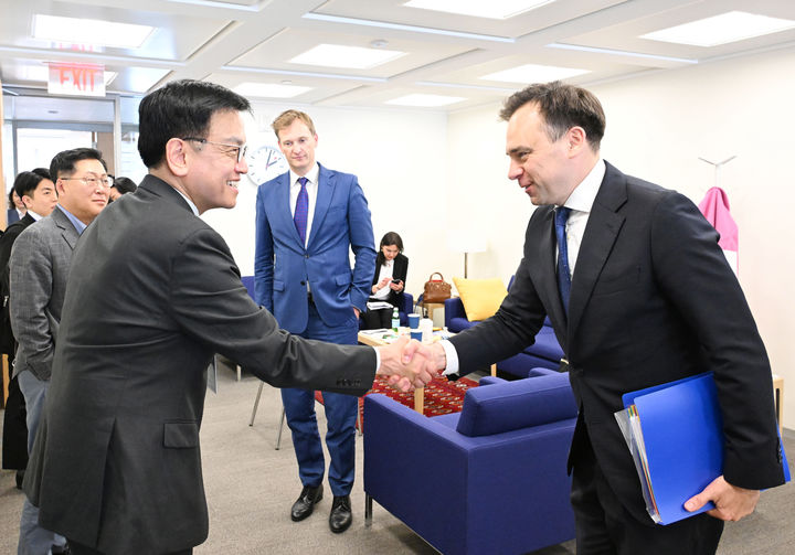 [서울=뉴시스] 추상철 기자 = 한-미 통상협의(Trade Consultation)와 주요 20개국(G20) 재무장관회의 및 국제통화금융위원회(IMFC)'에 참석차 미국 워성턴D.C.를 방문중인 최상목 부총리 겸 기획재정부 장관이 22일(현지 시간) 국제통화기금(IMF)에서 안제이 도만스키 폴란드 재무장관과 양자면담에 앞서 악수를 하고 있다. (사진= 기획재정부 제공) 2025.04.23. photo@newsis.com *재판매 및 DB 금지