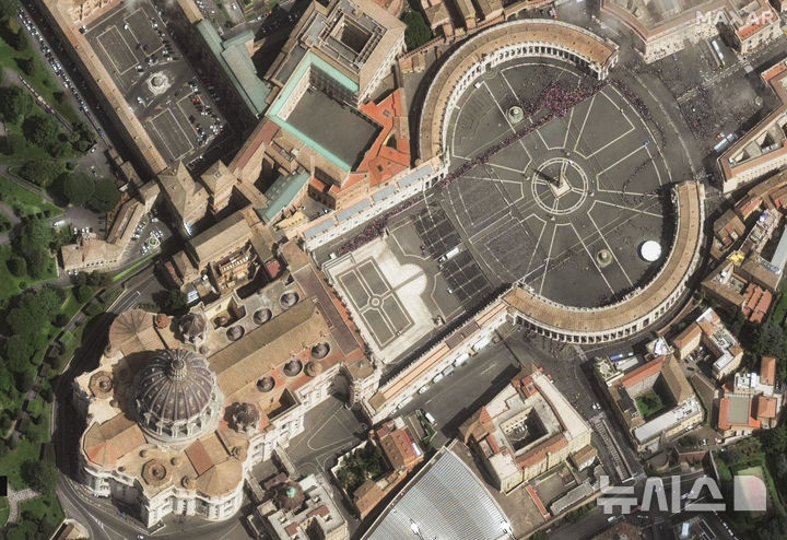 [바티칸시국=AP/뉴시스] 23일(현지 시간) 바티칸의 성 베드로 광장에서 신자들이 프란치스코 교황을 조문하기 위해 줄을 서고 있다. 프란치스코 교황의 시신은 사흘간 대성당에 안치돼 일반 신자들의 조문을 받는다. 2025.04.24.