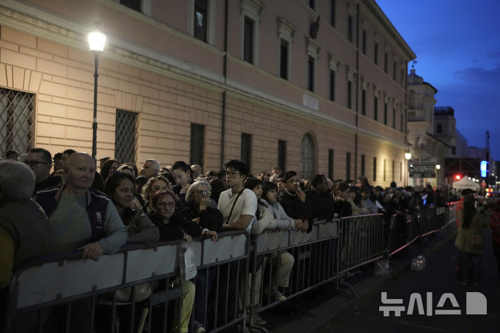 [바티칸시국=AP/뉴시스] 23일(현지 시간) 바티칸의 성 베드로 광장에서 신자들이 프란치스코 교황을 조문하기 위해 줄을 서고 있다. 프란치스코 교황의 시신은 사흘간 대성당에 안치돼 일반 신자들의 조문을 받는다. 2025.04.24.