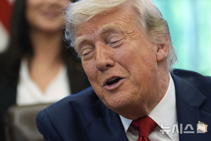 [워싱턴=AP/뉴시스]도널드 트럼프 미국 대통령이 23일(현지 시간) 백악관 집무실에서 행정명령 서명식을 진행한 후 취재진 질문에 답변하며 미소짓고 있다. 2025.04.24.