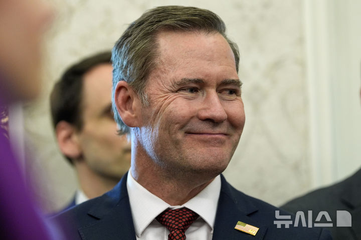 [워싱턴=AP/뉴시스]마이크 왈츠 백악관 국가안보보좌관이 지난달 23일 백악관 집무실에서 도널드 트럼프 대통령 발언을 들으며 미소짓고 있다. 2025.05.02.