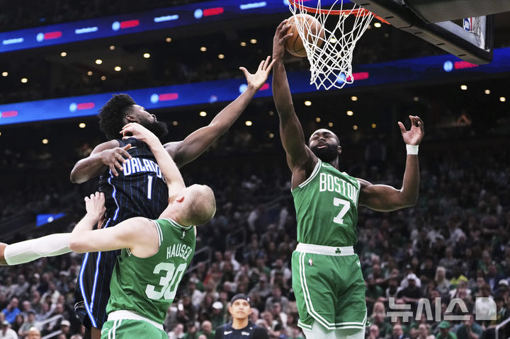 [보스턴=AP/뉴시스] 미국프로농구(NBA) 보스턴 셀틱스의 제일런 브라운(오른쪽). 2025. 4. 23.