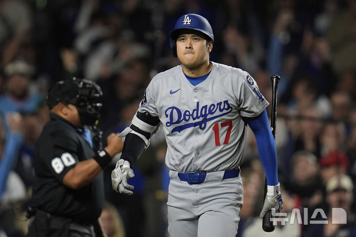 [시카고=AP/뉴시스] LA 다저스의 오타니 쇼헤이가 24일(한국 시간) 미국 일리노이주 시카고의 리글리 필드에서 열린 2025 메이저리그(MLB) 시카고 컵스와의 경기에서 9회초 삼진을 당한 뒤 아쉬운 표정을 짓고 있다. 2025.04.24