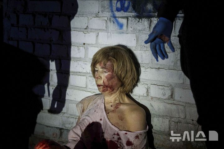 <font style="vertical-align: inherit;"><font style="vertical-align: inherit;">[키이우=AP/뉴시스] 24일(현지 시간)러시아의 공습으로 파손된 우크라이나 키이우의 주택가에 부상자가 앉아 있다. 비탈리 클리치코 키이우 시장은 러시아의 대규모 공격으로 최소 2명이 숨지고 6명의 어린이와 임산부 등 54명이 부상했다고 밝혔다. 2025.04.24.</font></font>