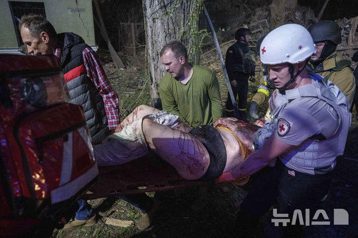 [키이우=AP/뉴시스] 24일(현지 시간) 우크라이나 키이우의 주택가에서 우크라이나 구조대원들이 러시아의 공습으로 부상당한 피해자를 이송하고 있다. 비탈리 클리치코 키이우 시장은 러시아의 대규모 공격으로 최소 2명이 숨지고 6명의 어린이와 임산부 등 54명이 부상했다고 밝혔다. 2025.04.24.