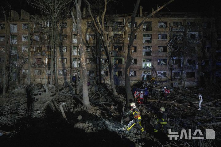 [키이우=AP/뉴시스] 24일(현지 시간) 우크라이나 키이우의 주택가에서 우크라이나 구조대원들이 러시아의 공습으로 파손된 주택 잔해를 치우고 있다. 비탈리 클리치코 키이우 시장은 러시아의 대규모 공격으로 최소 2명이 숨지고 6명의 어린이와 임산부 등 54명이 부상했다고 밝혔다. 2025.04.24.<font style="vertical-align: inherit;"><font style="vertical-align: inherit;"></font></font>