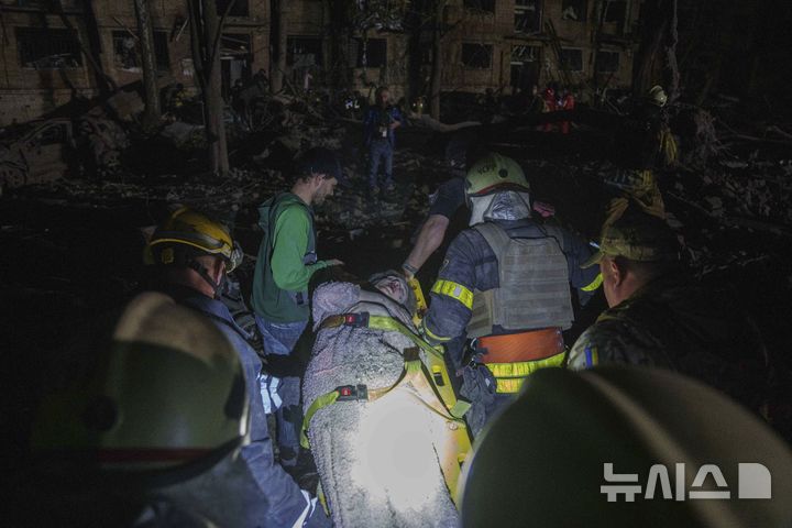 [키이우=AP/뉴시스] 24일(현지 시간) 우크라이나 키이우의 주택가에서 우크라이나 구조대원들이 러시아의 공습으로 부상당한 피해자를 이송하고 있다. 2025.04.24.