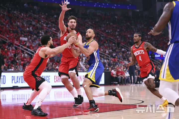 [휴스턴=AP/뉴시스] 미국프로농구(NBA) 골든스테이트 워리어스의 스테판 커리(가운데). 2025. 4. 23.