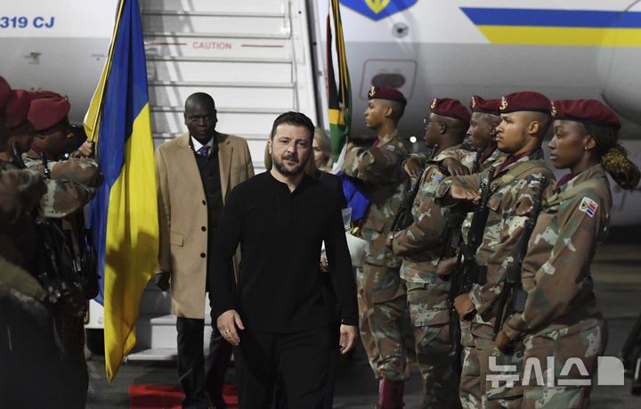 [프리토리아=AP/뉴시스] 볼로디미르 젤렌스키 우크라이나 대통령이 24일(현지 시간) 남아프리카공화국 행정 수도 프리토리아에 도착해 전용기에서 내리고 있다. 젤렌스키 대통령은 러- 우크라이나 정전의 중재역할을 하는 남아공을 방문해 시릴 라마포사 대통령과 비공개 회담을 했다. 2025.04.25.