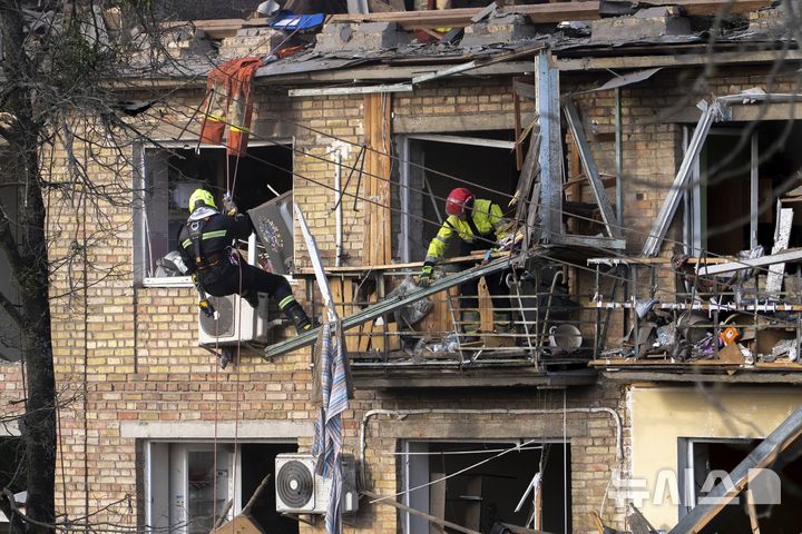 [키이우=AP/뉴시스] 24일(현지 시간) 우크라이나 키이우의 주택가에서 구조대원들이 러시아의 공습으로 파손된 건물 잔해를 정리하고 있다. 현지 당국은 드론과 미사일을 동원한 러시아의 공격으로 지금까지 최소 12명이 숨지고 어린이 포함 90명 이상이 다쳤다고 밝혔다. 2025.04.25.