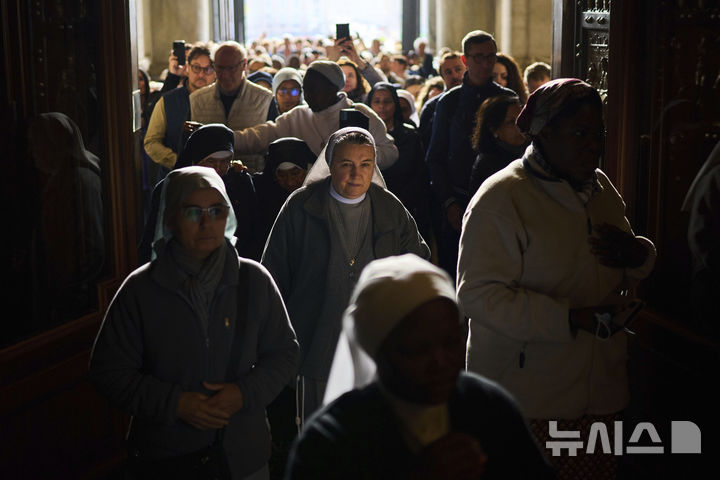 [바티칸시국=AP/뉴시스] 24일(현지 시간) 프란치스코 교황의 시신이 안치된 성베드로 대성당에서 교황을 조문하려는 사람들이 길게 줄을 서고 있다. 2025.04.25.