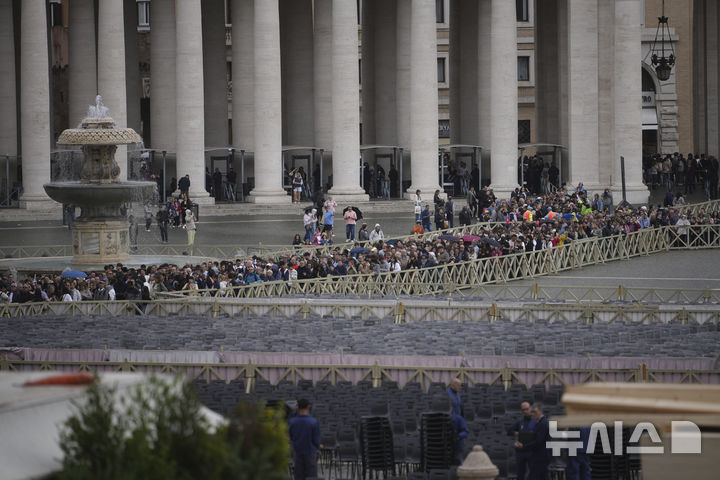 [바티칸시국=AP/뉴시스] 24일(현지 시간) 프란치스코 교황의 시신이 안치된 성베드로 대성당 앞에서 교황을 조문하려는 사람들이 길게 줄을 서고 있다. 2025.04.25.