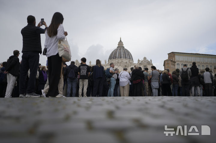 [바티칸시국=AP/뉴시스] 24일(현지 시간) 프란치스코 교황의 시신이 안치된 성베드로 대성당 앞에서 교황을 조문하려는 사람들이 길게 줄을 서고 있다. 2025.04.25.