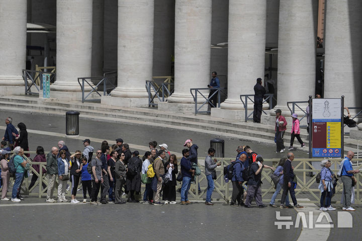 [바티칸시국=AP/뉴시스] 24일(현지 시간) 프란치스코 교황의 시신이 안치된 성베드로 대성당 앞에서 교황을 조문하려는 사람들이 길게 줄을 서고 있다. 2025.04.25.