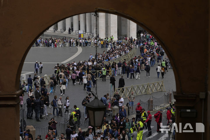 [바티칸시국=AP/뉴시스] 24일(현지 시간) 프란치스코 교황의 시신이 안치된 성베드로 대성당 앞에서 교황을 조문하려는 사람들이 길게 줄을 서고 있다. 2025.04.25.