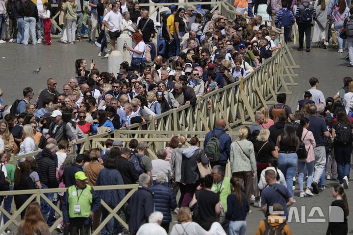[바티칸시국=AP/뉴시스] 24일(현지 시간) 프란치스코 교황의 시신이 안치된 성베드로 대성당 앞에서 교황을 조문하려는 사람들이 길게 줄을 서고 있다. 2025.04.25.