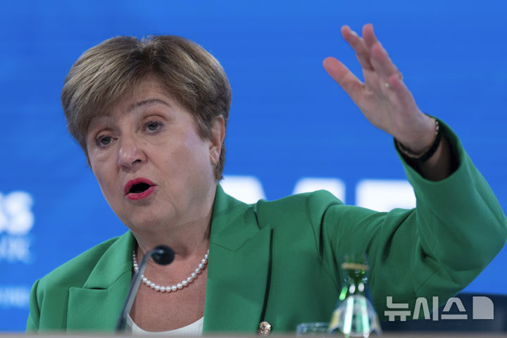 [워싱턴=AP/뉴시스] 크리스탈리나 게오르기에바 국제통화기금(IMF) 총재가 24일(현지 시간) 미국 워싱턴DC IMF 본부에서 열린 세계은행(WB)/IMF 춘계 총회 기자회견에서 발언하고 있다. 2025.04.25.