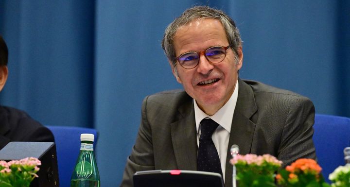 [서울=뉴시스]라파엘 그로시 국제원자력기구(IAEA) 사무총장이 지난 4월 7일 빈에서 열린 방사과학 및 기술총회에서 개회사를 하고 있다. 그는 10월 15일 성명을 발표, 우크라이나의 자포리자 원전이 러시아와의 전투로 외부 전력선이 모두 끊겨 정전상태로 유지되고 있지만, 곧 외부 전력선을 수리해 재가동하게 될 것이라고 발표했다. 2025. 10.16. *재판매 및 DB 금지