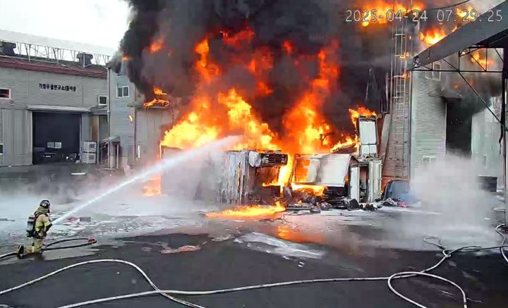 [수원=뉴시스] 24일 화성시 소재 폐차장에서 폐유 처리 중 유증기에 의한 폭발사고 화재가 났다. (사진=경기도소방재난본부 제공) 2025.04.24. photo@newsis.com *재판매 및 DB 금지