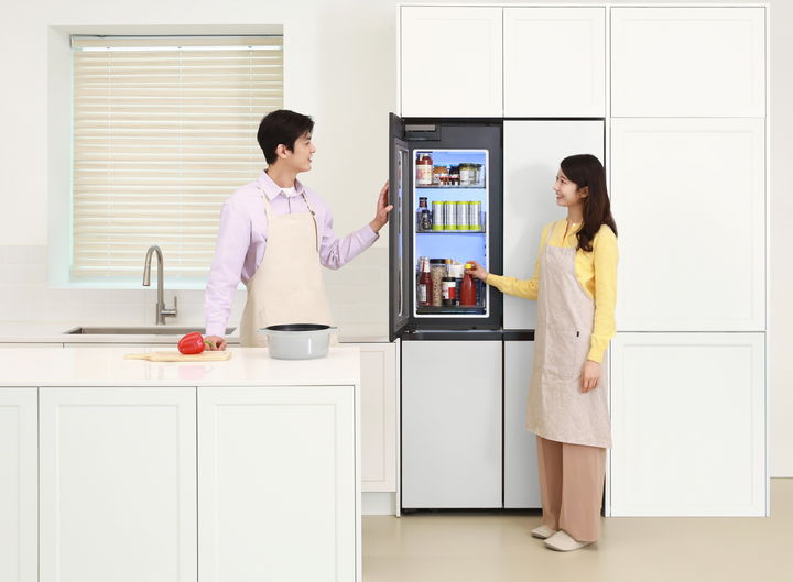 [서울=뉴시스]삼성전자가 '푸드 쇼케이스' 도어를 적용한 '비스포크 AI 하이브리드 키친핏 맥스' 냉장고를 선보였다. (사진 = 업체 제공) 2025.04.24. photo@newsis.com&nbsp; *재판매 및 DB 금지