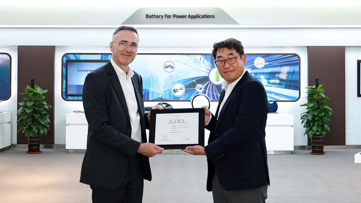 [서울=뉴시스] 지난 23일 삼성SDI가 JLR의 '우수 파트너사'로 선정돼 박정호(오른쪽) 삼성SDI 중국 톈진법인장이 닉 웰스(왼쪽) JLR 중국·아시아태평양 지역 구매 총괄책임자로부터 JLRQ 인증서를 수여받고 있다. (사진=삼성SDI 제공) 2025.4.24. photo@newsis.com *재판매 및 DB 금지