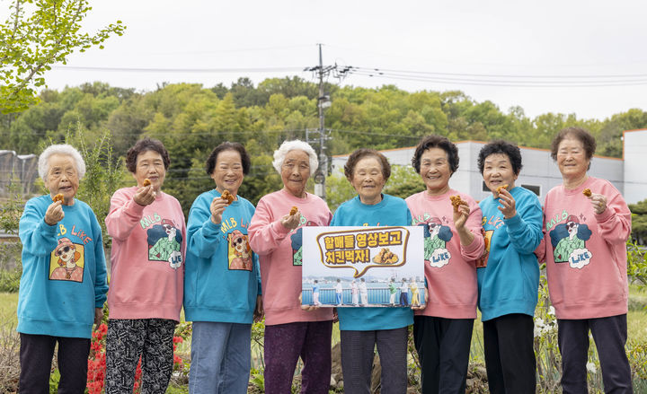 [칠곡=뉴시스] 수니와칠공주 "영상보고, 치킨 드세요" (사진=칠곡군 제공) 2025.04.24 photo@newsis.com *재판매 및 DB 금지