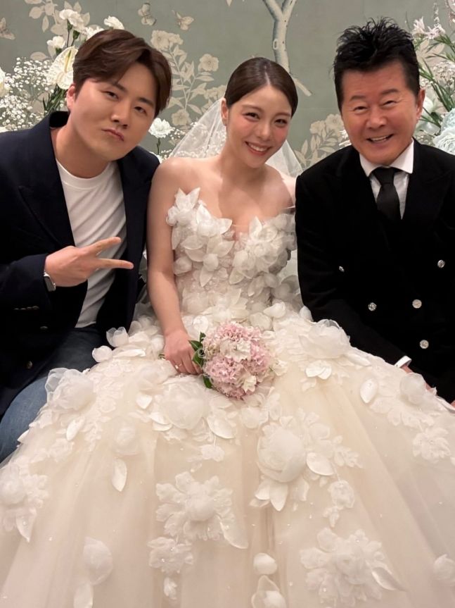 [서울=뉴시스] 이루(왼쪽부터), 에일리, 태진아. (사진=이루 인스타그램 캡처) 2025.04.24. photo@newsis.com   *재판매 및 DB 금지