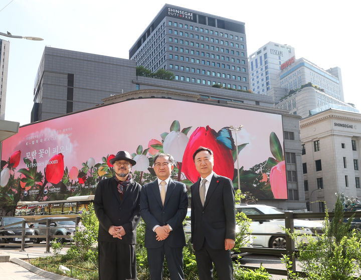 신세계스퀘어 '모란꽃이 피오니' 상영 모습(좌측부터 이병우 음악감독 김재홍 국립중앙박물관장 유신열 신세계디에프 대표이사) *재판매 및 DB 금지