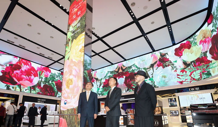 'K-CULTURE DAY' 콘텐츠 상영 모습(좌측부터 김재홍 국립중앙박물관장 유신열 신세계디에프 대표이사 이병우 음악감독) *재판매 및 DB 금지