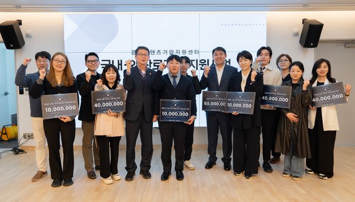  [안동=뉴시스] 경북콘텐츠기업지원센터와 지원사업 업체들이 협약식을 갖고 있다. (사진=경북문화재단 콘텐츠진흥원 제공) 2025.04.24. photo@newsis.com *재판매 및 DB 금지