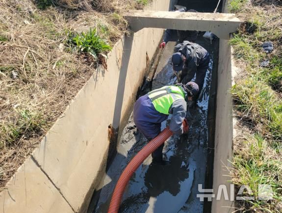 [시흥=뉴시스] 우기 도로 침수를 대비해 배수시설을 정비하고 있다. (사진=시흥시 제공) 2025.04.24. photo@newsis.com 