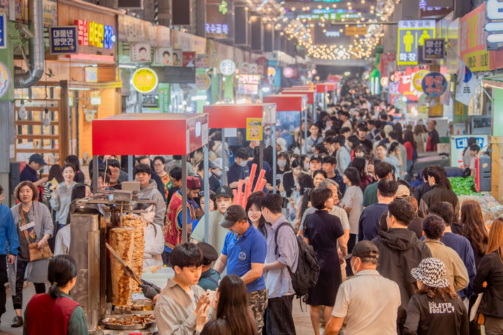 [구미=뉴시스] 달달한 낭만 야시장. (사진=구미시 제공) 2025.04.24 photo@newsis.com *재판매 및 DB 금지