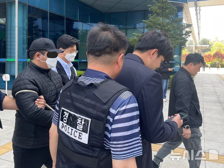 [서울=뉴시스] 권도인 인턴기자 = 서울 강북구 미아동 소재 마트에서 흉기를 휘둘러 행인을 사망케 한 30대 남성(왼쪽)이 구속 전 피의자 심문(영장실질심사)을 받기 위해 24일 오전 서울 도봉구 서울북부지법에 도착하고 있다. 2025.04.24. photo@newsis.com 