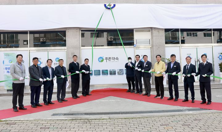 [보령=뉴시스] 보령지역자활센터 운영 다회용기 대여사업장 '푸른약속' 개소식 모습. (사진=보령시청 제공)&nbsp; *재판매 및 DB 금지