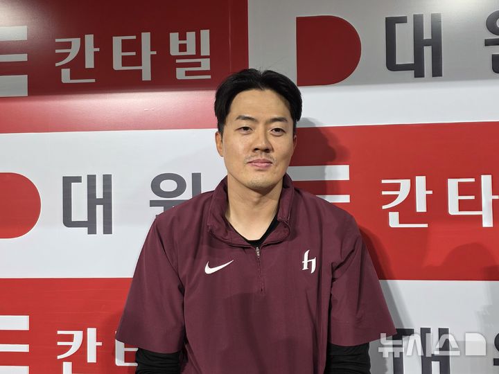 [서울=뉴시스] 김희준 기자 = 키움 히어로즈의 오선진이 23일 고척스카이돔에서 취재진과 인터뷰를 하고 있다. 2025.04.23jinxijun@newsis.com