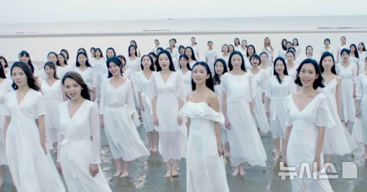[서울=뉴시스]성형수술 앱 소영(SoYoung's)의 광고(사진=BBC)