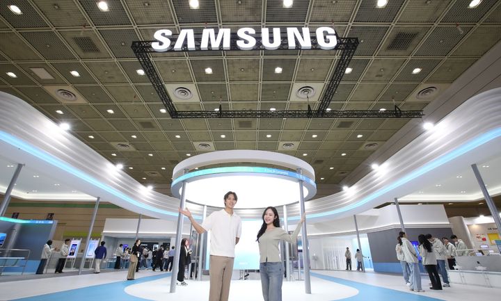 [서울=뉴시스]24일 서울 코엑스에서 개막한 '2025 월드IT쇼' 삼성전자관 전경 (사진=삼성전자 제공) photo@newsis.com *재판매 및 DB 금지