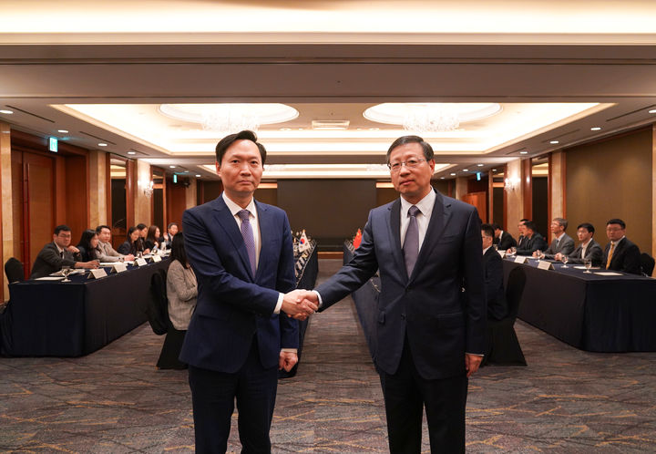 한중 양국은 23일 서울에서 '제3차 한중 해양협력대화'를 개최하고 한중 간 해양 문제 전반을 폭넓게 협의했다. 강영신 외교부 동북‧중앙아국장 및 중측 외교부 훙량 변계해양사무국장을 수석대표로 하여, 양국의 해양 업무 관련 부처 관계자들이 금번 해양협력대화에 참석했다. (사진=외교부 제공) 2025.04.24 *재판매 및 DB 금지