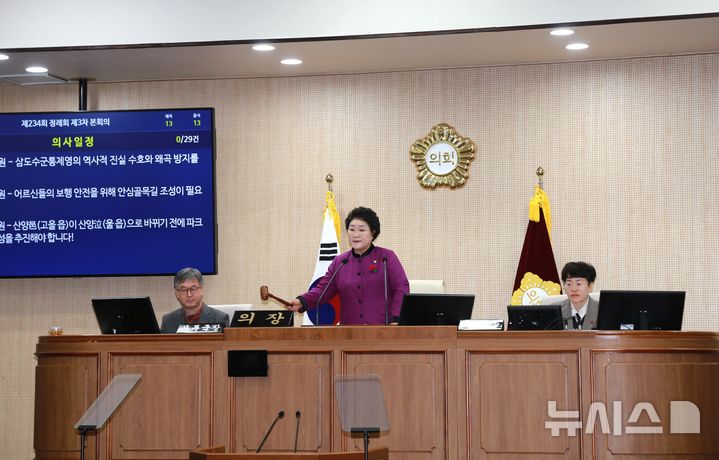 [통영=뉴시스] 신정철 기자= 통영시의회 배도수 의장이 24일, 직권남용협의로 검찰수사를 받게됐다. 통영경찰서는 배 의장을 통영시의회 사무국 직원을 강제로 파견시킨 협의로 검찰에 기소의견으로 송치했다.사진은 배도수 의장의 의정활동 모습.(사진=뉴시스DB).2025.04.24. sin@newsis.com