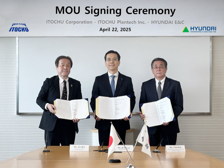 [서울=뉴시스] 이한우 현대건설 대표(가운데)와 이토추상사 츠바이 히로유키 부사장(오른쪽), 이토추 플랜테크 아사다 야스히코 사장이 지난 22일 일본 도쿄에 위치한 이토추상사 본사에서 업무협약을 체결한 후 기념사진을 촬영하는 모습. 2025.04.24. (사진=현대건설 제공) photo@newsis.com *재판매 및 DB 금지