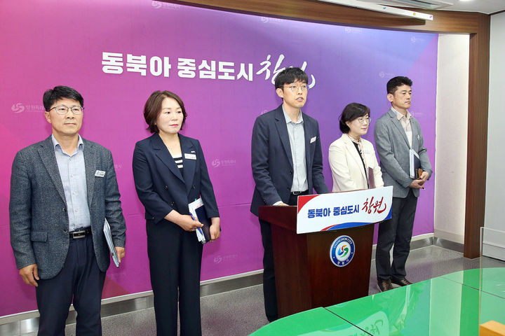 [창원=뉴시스] 강경국 기자 = 이성민 경남 창원시 문화관광체육국장이 24일 시청 프레스센터에서 창원시립테니스장 내 실내테니스장 건립과 관련해 브리핑을 하고 있다. (사진=창원시청 제공). 2025.04.24. photo@newsis.com *재판매 및 DB 금지