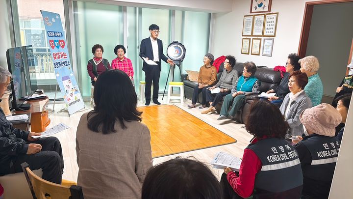 [밀양=뉴시스] 삼문동 지역사회보장협의체가 세경아파트 경로당에서 찾아가는 희망복지상담소를 운영하고 있다. (사진=밀양시 제공) 2025.04.24. photo@newsis.com *재판매 및 DB 금지