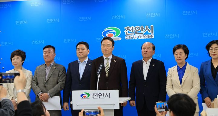 [천안=뉴시스] 박우경 기자 = 민주당 충남 천안시의원 일동이 24일 천안시 브리핑실에서 기자회견을 열고 박상돈 천안시장의 당선무효와 관련해 국민의힘 책임론을 내세우며 지방선거 공천 금지를 촉구했다. 2025.4.24 spacedust1@newsis.com *재판매 및 DB 금지