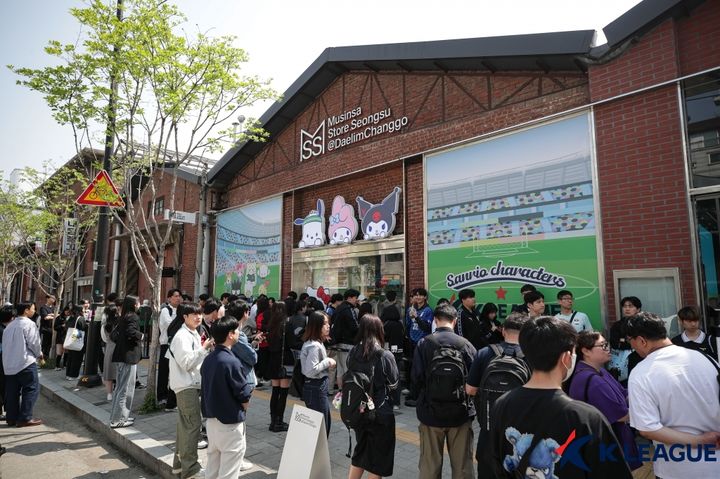 [서울=뉴시스]K리그 산리오캐릭터즈 성수 팝업스토어 전경. (사진=한국프로축구연맹 제공)