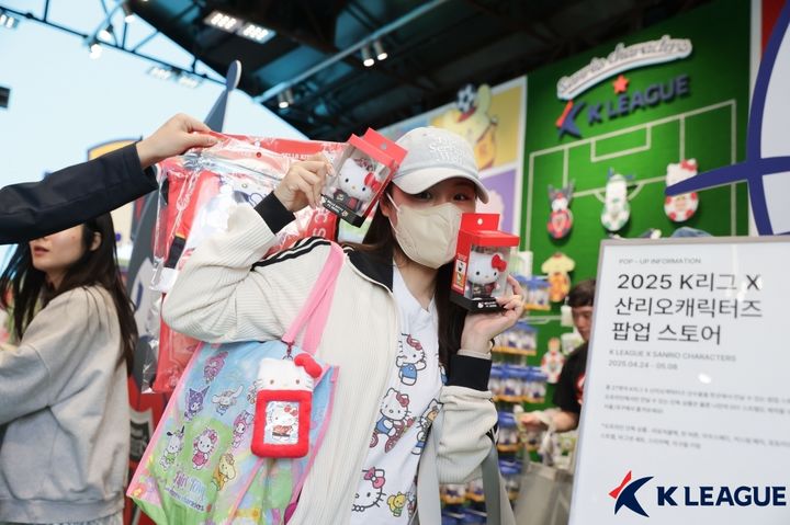 [서울=뉴시스]K리그 산리오캐릭터즈 성수 팝업스토어에 인형을 들고 있는 방문객. (사진=한국프로축구연맹 제공)
