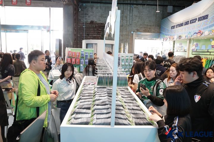 [서울=뉴시스]K리그 산리오캐릭터즈 성수 팝업스토어 내부 모습. (사진=한국프로축구연맹 제공)