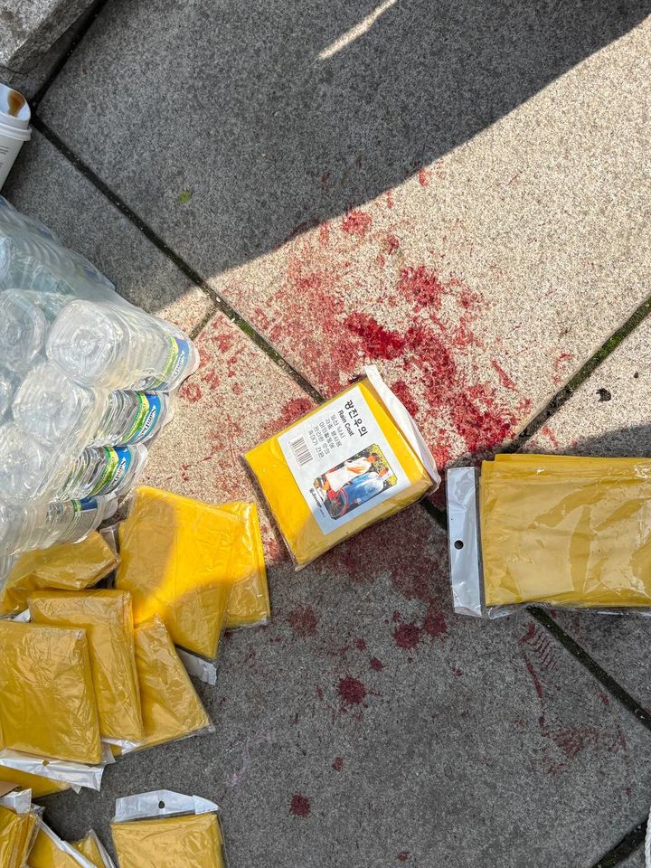 [서울=뉴시스] 서울 종로구청이 24일 홈플러스 노조의 천막 농성장을 강제 철거하는 과정에서 조합원 2명이 부상을 입고 병원으로 이송됐다. 사진은 농성장 바닥에 묻은 피 자국. (사진 제공=민주노총) 2025.04.24. photo@newsis.com *재판매 및 DB 금지