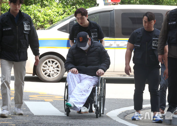 [인천=뉴시스] 전진환 기자 = 인천의 한 공원에서 사실혼 관계인 50대 여성을 흉기로 찔러 살해한 혐의를 받고 있는 A(50대)씨가 24일 오후 인천 미추홀구 인천지방법원으로 구속 전 피의자 심문(영장실질심사)을 받기 위해 출석하고 있다. 2024.04.24. amin2@newsis.com 